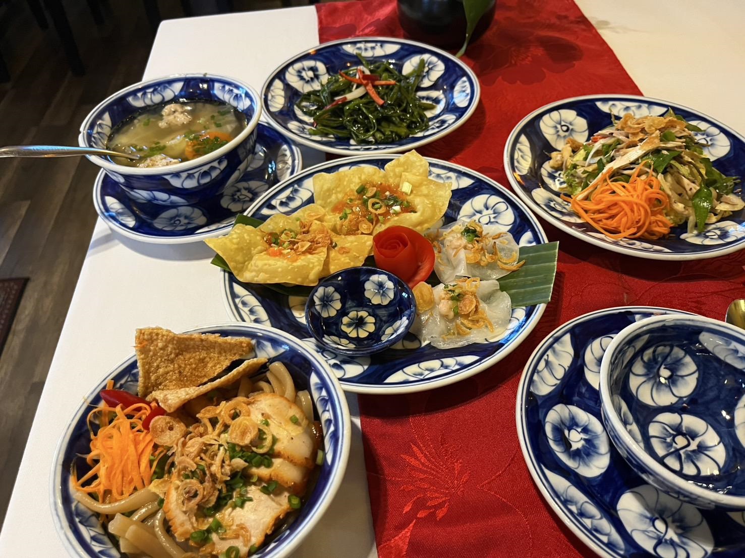 ホイアン名物を含むご夕食をお楽しみください